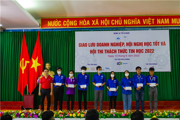 Giao lưu doanh nghiệp và Hội thi Thách thức Tin học 2022