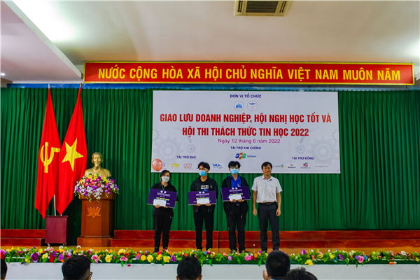 Giao lưu doanh nghiệp và Hội thi Thách thức Tin học 2022