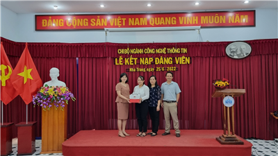 Lễ kết nạp đảng viên mới cho SV Trương Thị Diễm Quỳnh